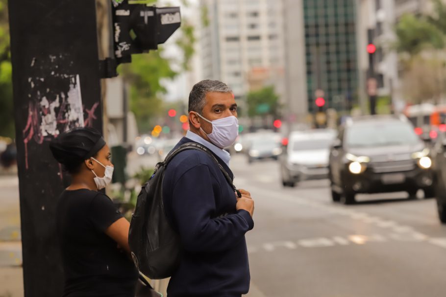 Ministro da Saúde faz apelo para que a população use máscara no transporte público