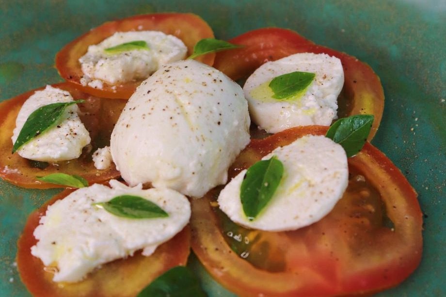 Aprenda a fazer muçarela de búfala vegana (isso mesmo que você leu)