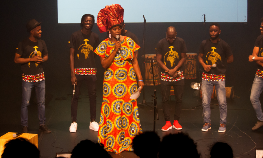 Prudence Kalambay e Vocal Kuimba participam de um sarau no Festival Afrikanse