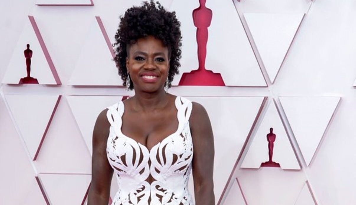 Viola Davis surpreende com um lindo vestido branco, diferente das cores fortes que costuma usar