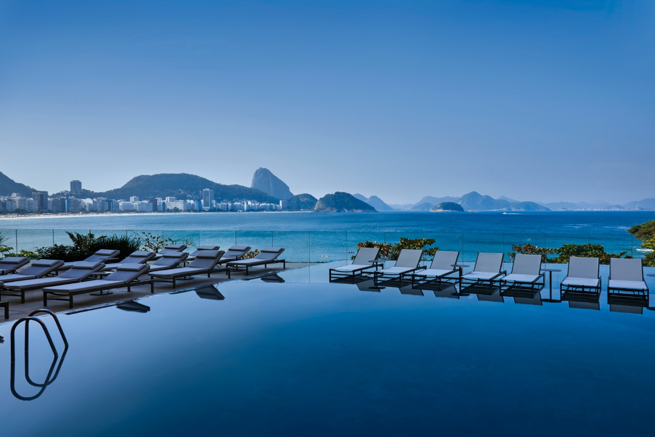Piscina do Fairmont Rio de Janeiro Copacabana, um dos hotéis que fazem parte da promoção Quarto do Líder