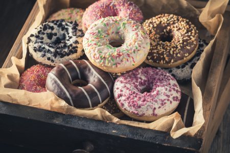 Donuts coloridos, docinhos e deliciosos para fazer em casa