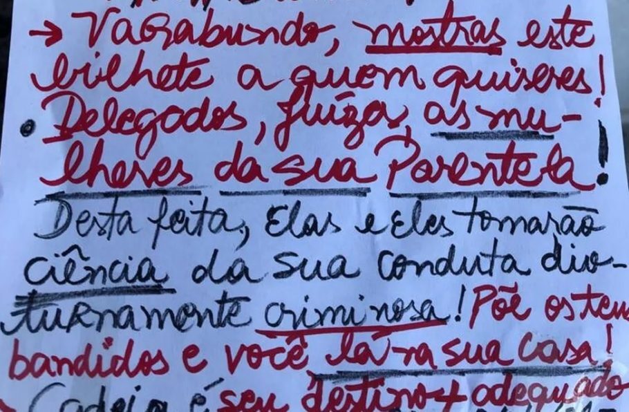 Mulher escreve bilhetes com ofensas racistas para vizinhos em Santos