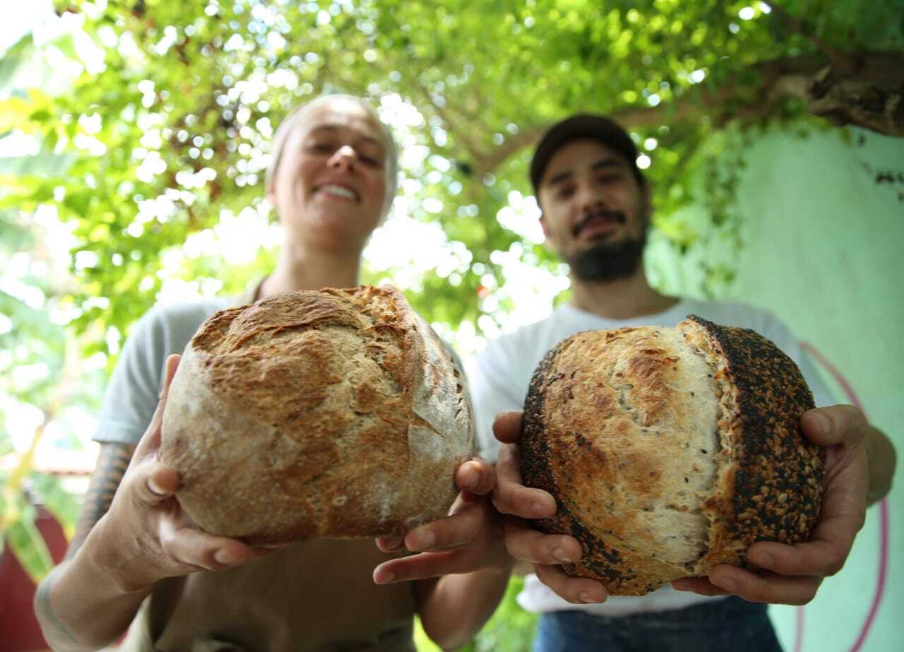 O casal Lais Duo e Fábio Murakami que se dedicam há mais de quatro anos à padaria artesanal DUO38 Pães