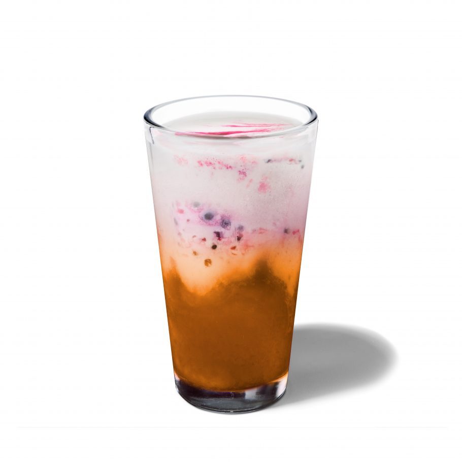 Frozen Morango Refreshers™️ uma deliciosa mistura de Refreshers™ à base de morango e limonada, batido com gelo e o creme Frappuccino®, finalizado com pedaços da fruta. Foto: Divulgação Starbucks.
