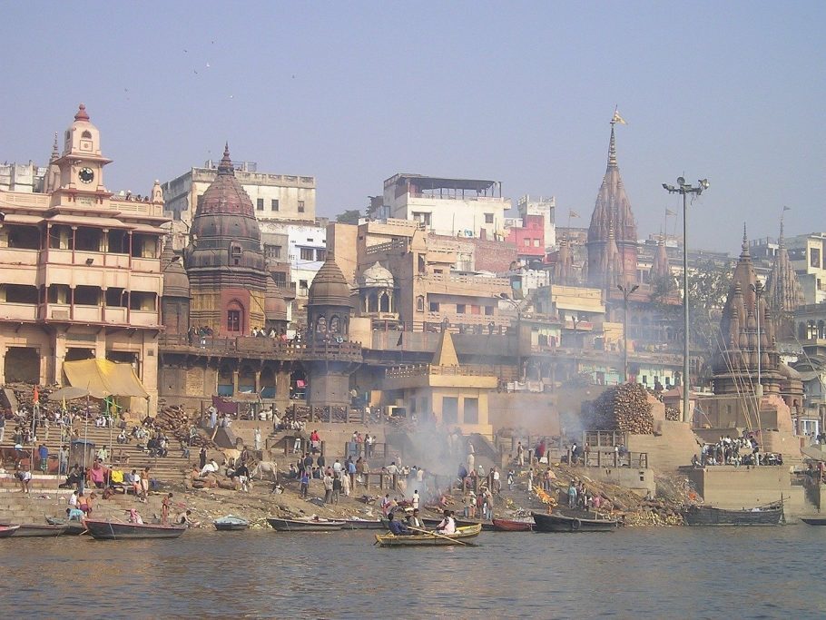 Covid-19: Rio Ganges recebe rede para recolher corpos