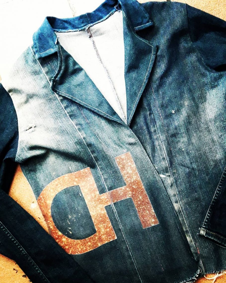 Customização de roupas e acessórios como esta jaqueta feita com uma calça jeans. Foto: Divulgação ChesllerLoja