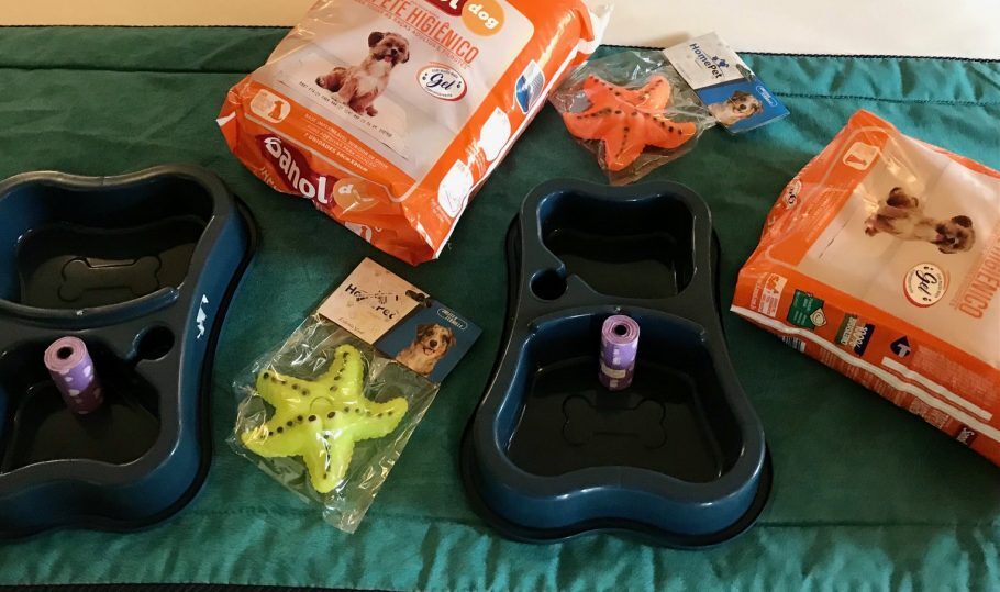 Kit pet: potes de água e comida, brinquedos, saquinhos para catar cocô e fraldas