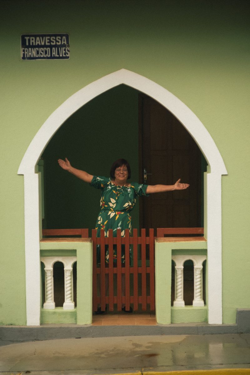 Dona Lidia, moradora de Gonçalves, em sua varanda cedida ao evento