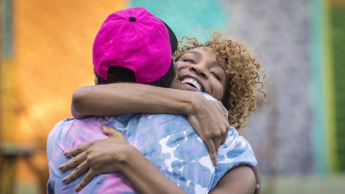 Lucas Penteado e Karol Conká se abraçam em reencontro do BBB 21