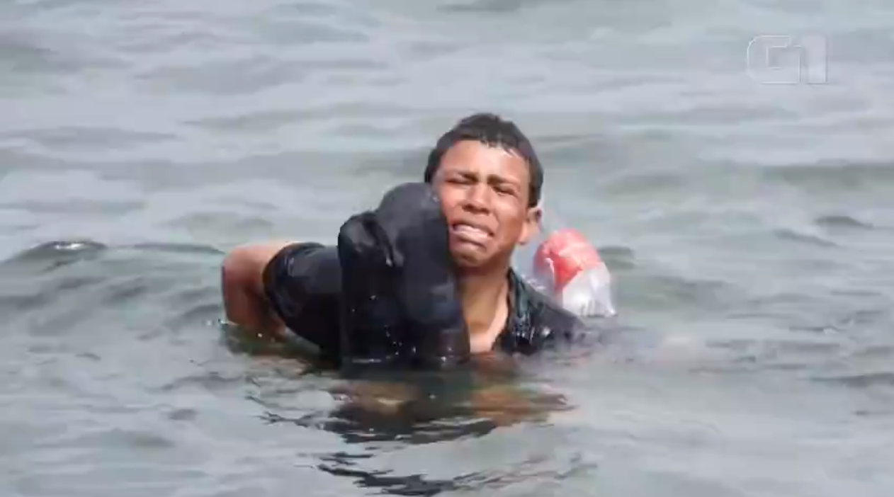 Menino chora ao chegar na Espanha pelo mar amarrado em garrafas plásticas