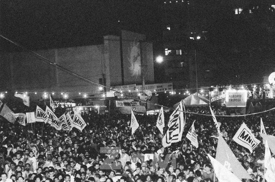 Registro de Nelson Mandela discursando para milhares de pessoas na Praça Castro Alves em 1991