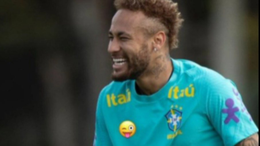 Neymar cobre símbolo da Nike no uniforme