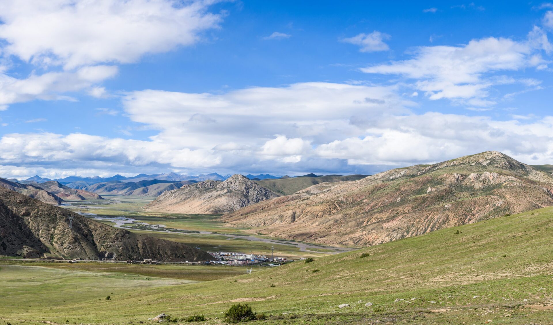 Vista da cidade de Bangda da parte superior da montanha, Condado de Basu (Baxoi), Changdu (Qamdo), Tibet, China.