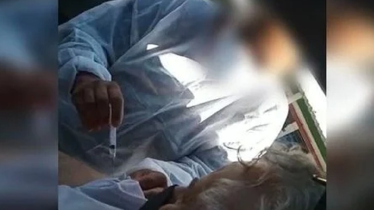  Mulher finge aplicar vacina e seringa com líquido é achada no lixo