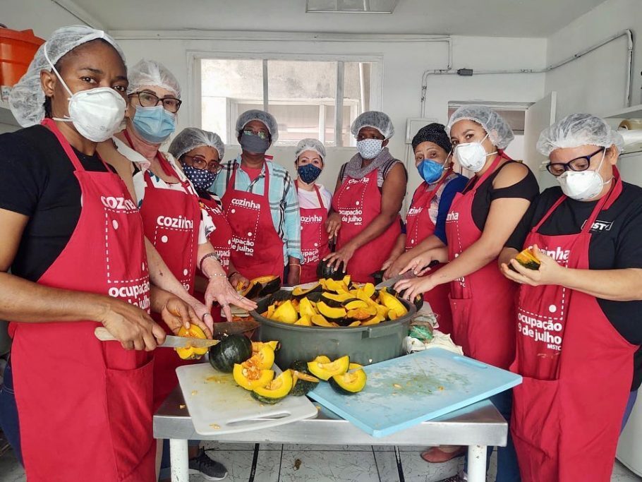 Voluntárias preparam os alimentos orgânicos das marmitas