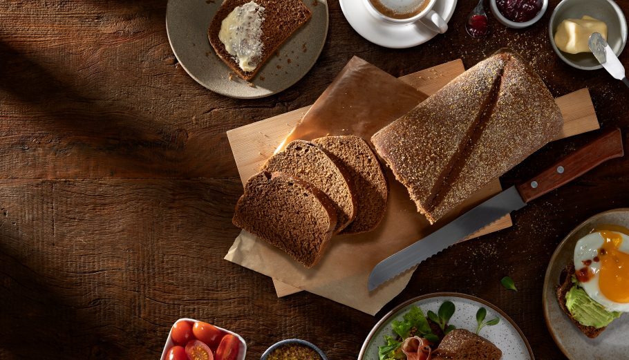 Marca lança seu famoso pão em tamanho maior para venda; novidade pode ser pedida tanto no delivery quanto nos restaurantes to go. Foto: Divulgação Outback.