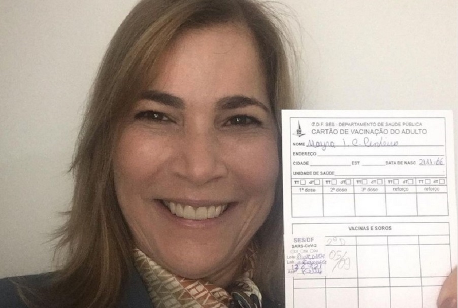 Mayra Pinheiro publicou uma foto com um cartão de vacinação; ela  recebeu a primeira dose da AstraZeneca