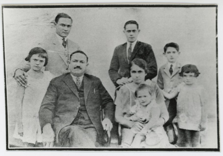 Maria Garbelotto, nascida em 1878, e seu marido Maximiliano Lorenzini, ladeados pelos seus filhos Mafalda, Hermínio, Ricieri, Gentile, Anésia e Guiomar (ao colo). Foto de 1927 (Acervo FPMSCS/ Centro de Documentação Histórica).