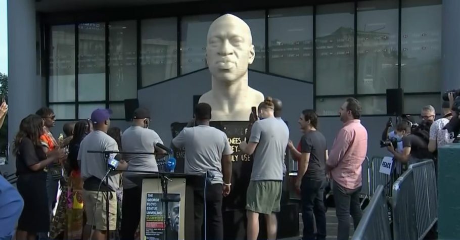 Estátua de George Floyd é vandalizada por neonazistas em NY