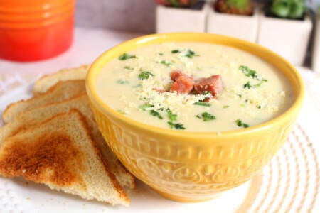 Sopa cremosa de alho-poró com calabresa