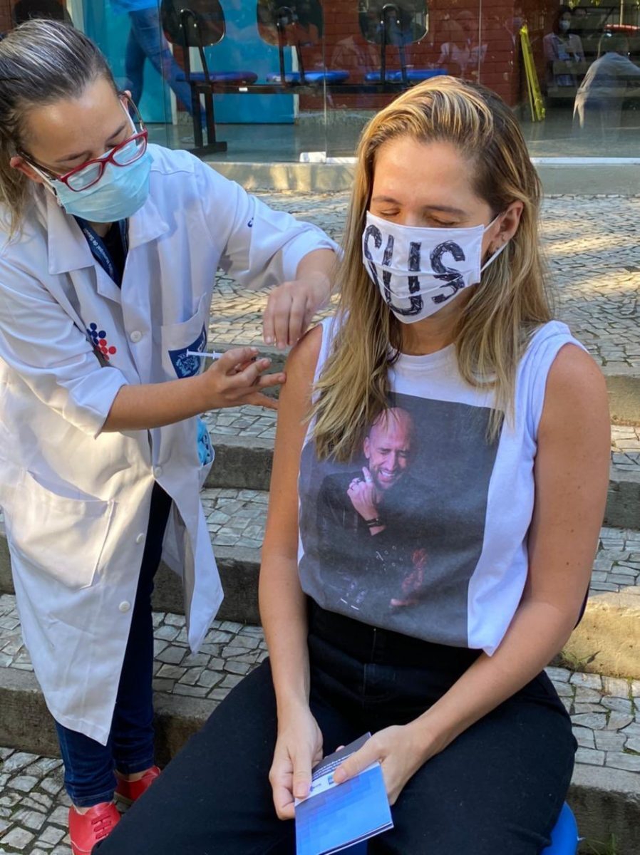 Ingrid Guimarães presta homenagem a Paulo Gustavo ao se vacinar