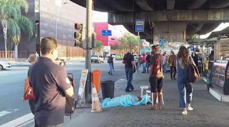 Mulher morre em ponto de ônibus e corpo fica madrugada inteira na rua