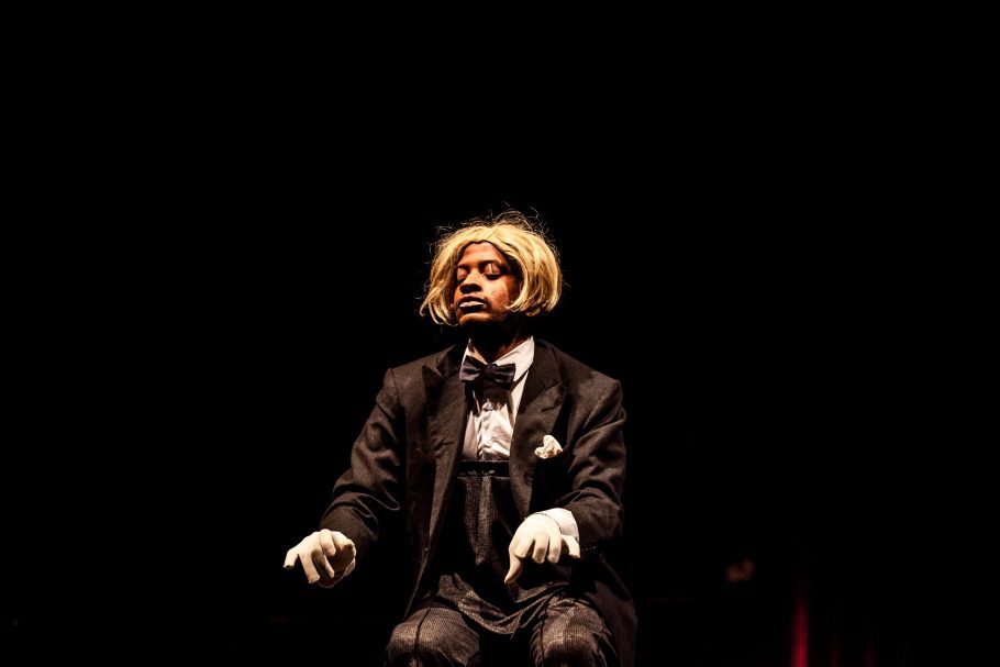 Robert Gomez em cena com o espetáculo de sua criação: “O Pianista”