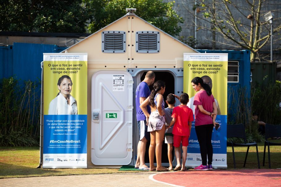 Casa provisória para pessoas em situação de refúgio utilizada pelo Acnur em diversos campos no mundo, em mostra no Sesc Campo Limpo