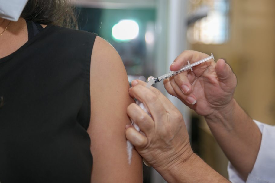 São Paulo começa a vacinar pessoas de 58 e 59 anos contra a covid-19