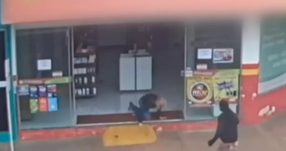 MT: Vídeo mostra mulher engatinhando e pedindo socorro após ser baleada pelo ex