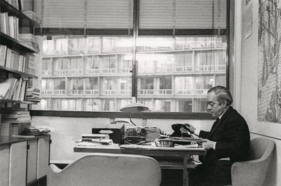 O diplomata Vinicius de Moraes na sede da UNESCO. em Paris, em 1963