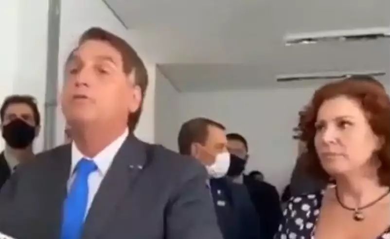 Zambelli faz cena ridícula ao lado de Bolsonaro e passa vergonha na web