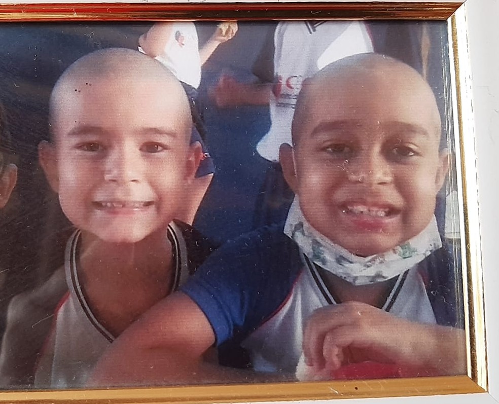 Dia do amigo: menino raspa cabelo para homenagear amigo com câncer