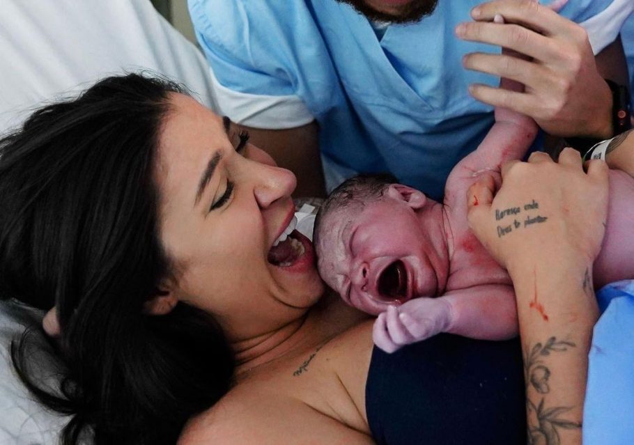 Bianca Andrade celebra o nascimento do filho após parto de 20h