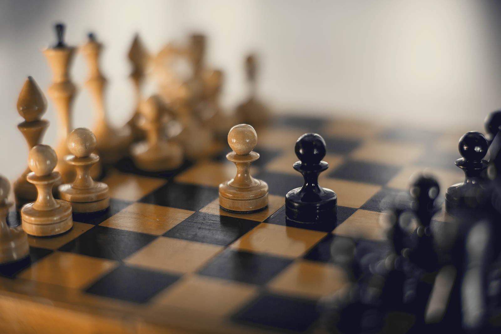 A série “O Gambito da Rainha” aumentou de forma significativa o interesse do público em relação ao xadrez