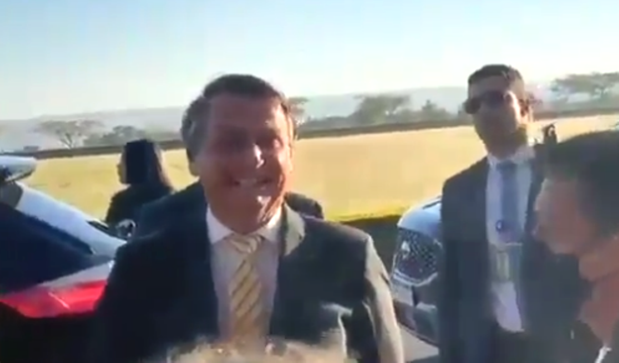 Bolsonaro diz a fãs: “eu sou igual ao cocô de vocês”