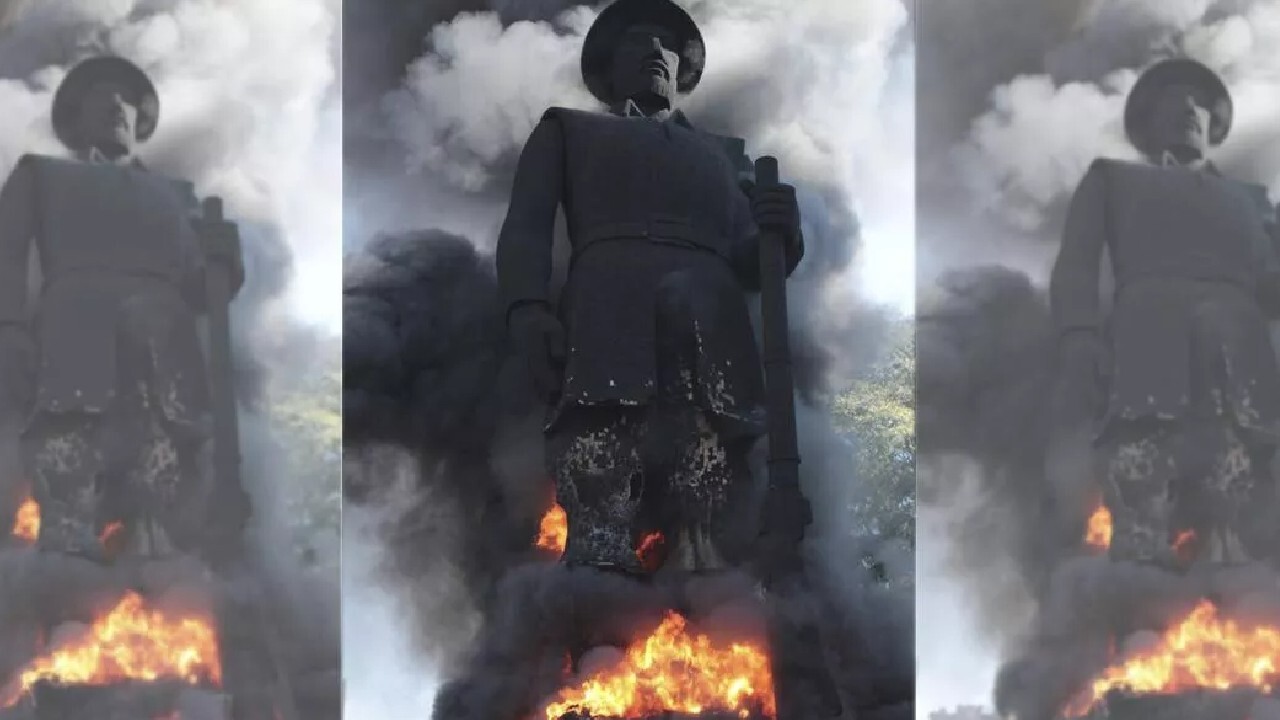 Manifestantes ateiam fogo em estátua de Borba Gato, em Santo Amaro, no dia 24 de junho