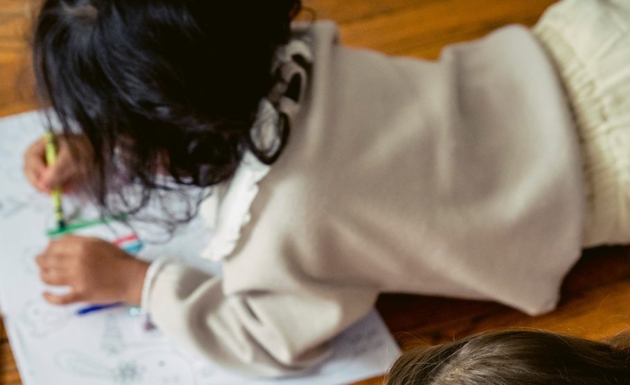 Colorir com as crianças traz diversos benefícios, leva à aquisição de novas habilidades e reflete no aprendizado escolar