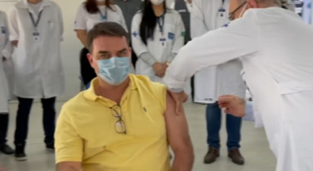 Flávio Bolsonaro publica vídeo sendo vacinado: ‘Obrigado ao negacionista’