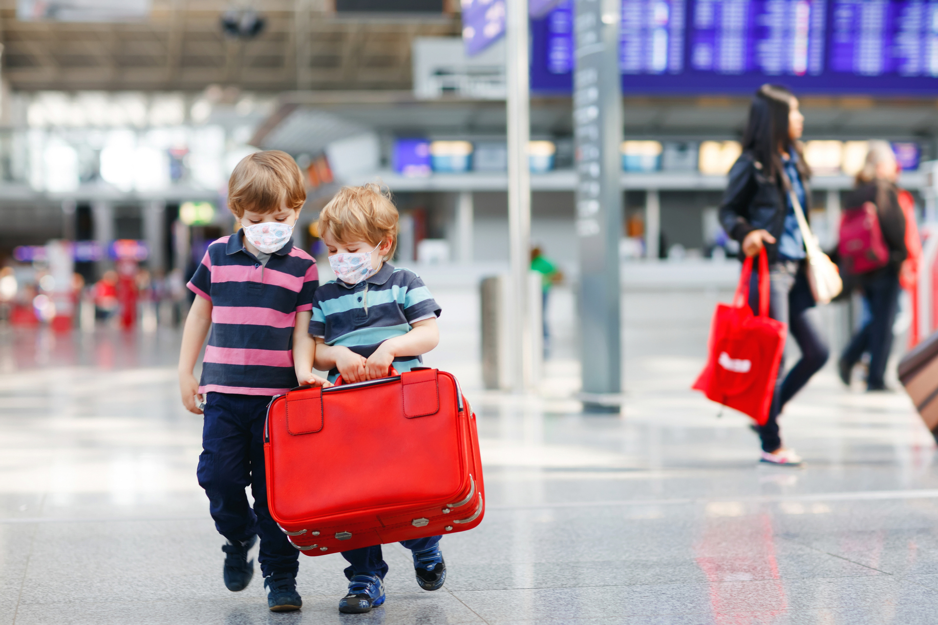 Autorização para menores viajarem sozinhos passará a ser feita pela web