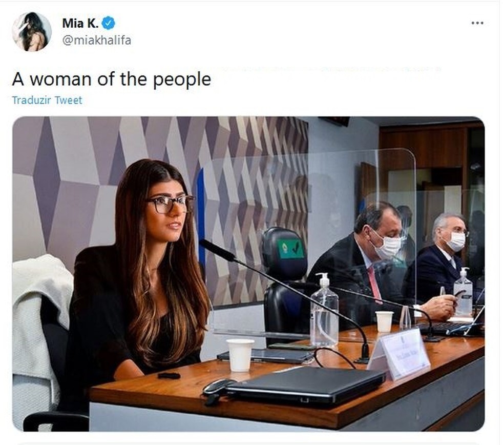 Mia Khalifa em montagem fingindo depor na CPI da Covid