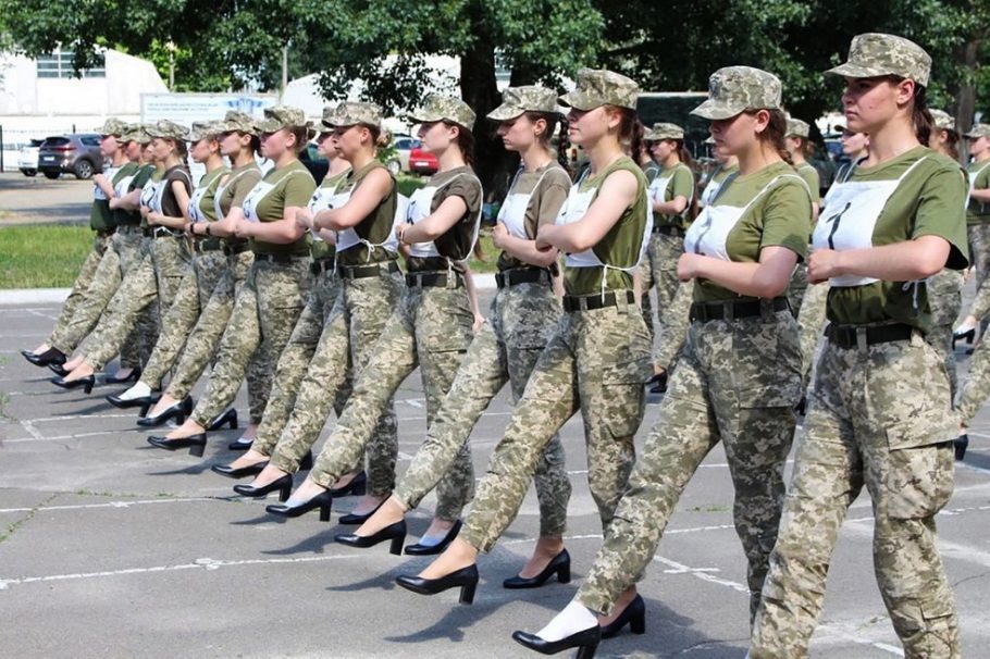 Ministério da Defesa da Ucrânia faz mulheres militares marcharem de salto alto