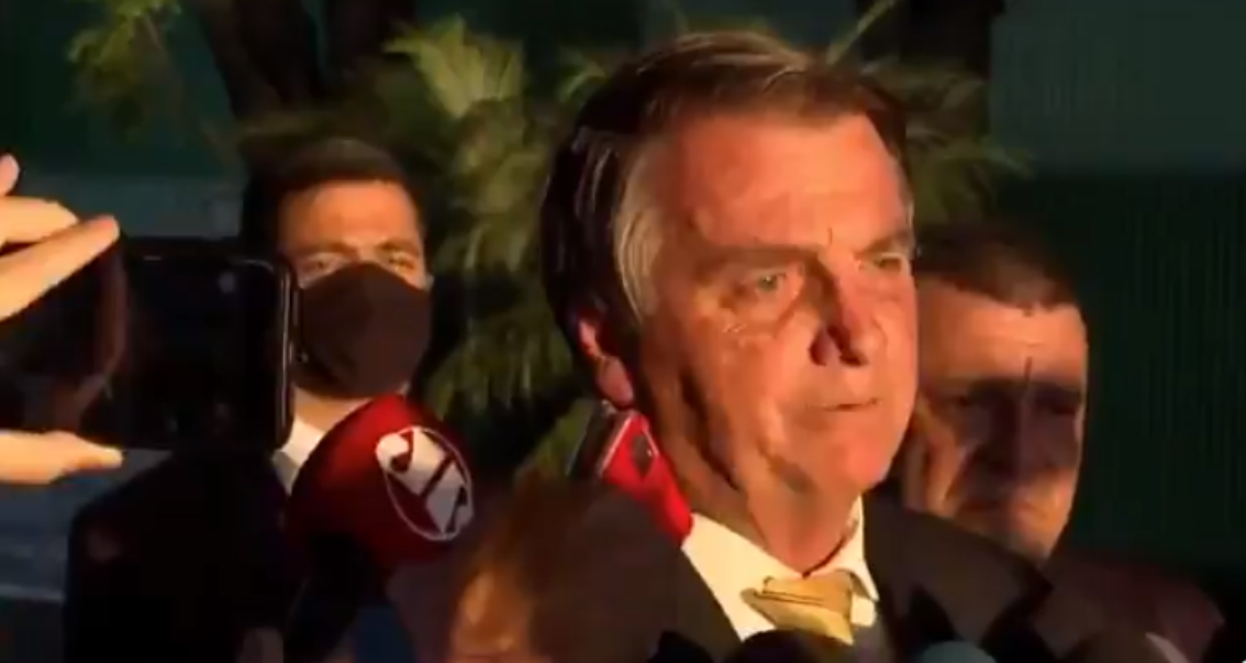 Bolsonaro puxa “Pai Nosso” em entrevista a jornalistas e web acha que ele enlouqueceu