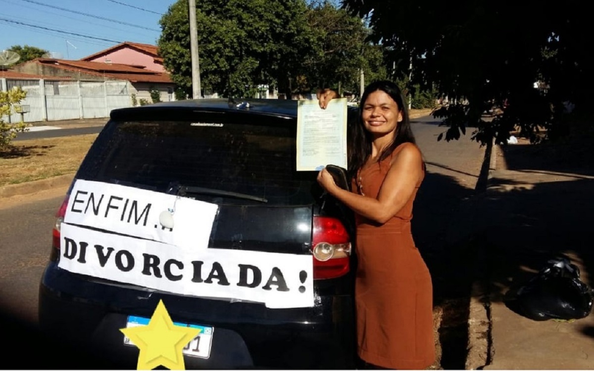 Professora celebra separação com faixa no carro: 'Enfim divorciada'