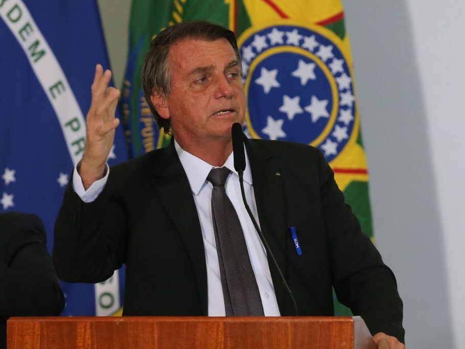 Presidente Jair Bolsonaro dá entrada em hospital com dores