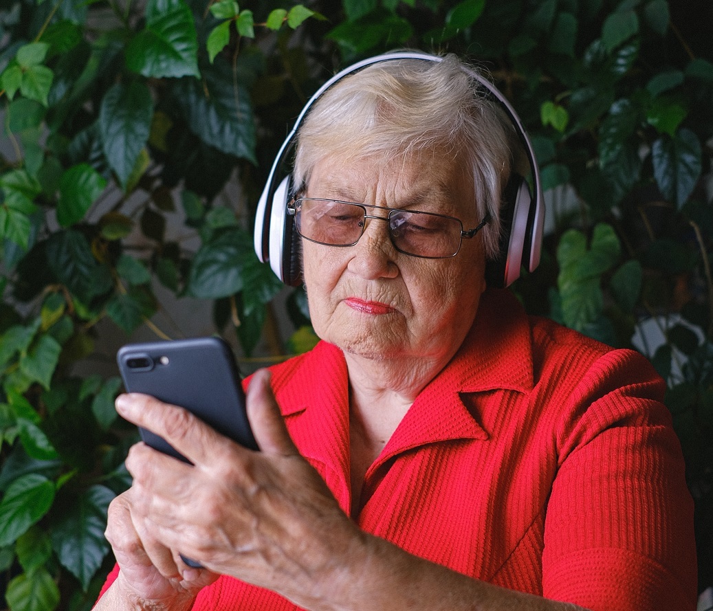 Pesquisa da FM-USP indica que o uso do WhatsApp pode melhorar sintomas de depressão em idosos