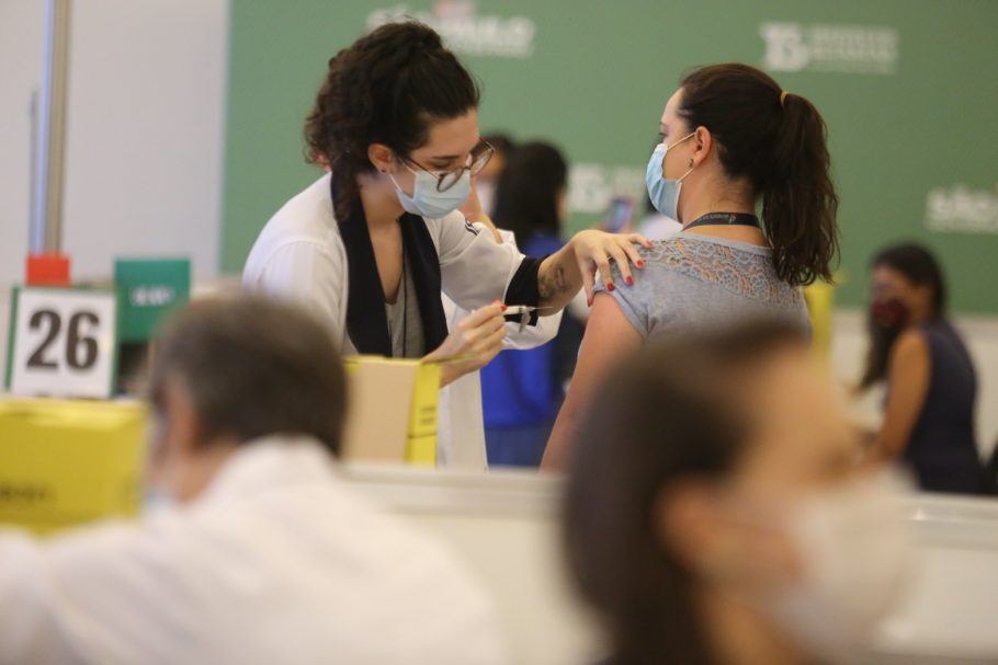 Pessoas de 28 e 29 anos já têm data para tomar a vacina contra a covid-19 em São Paulo