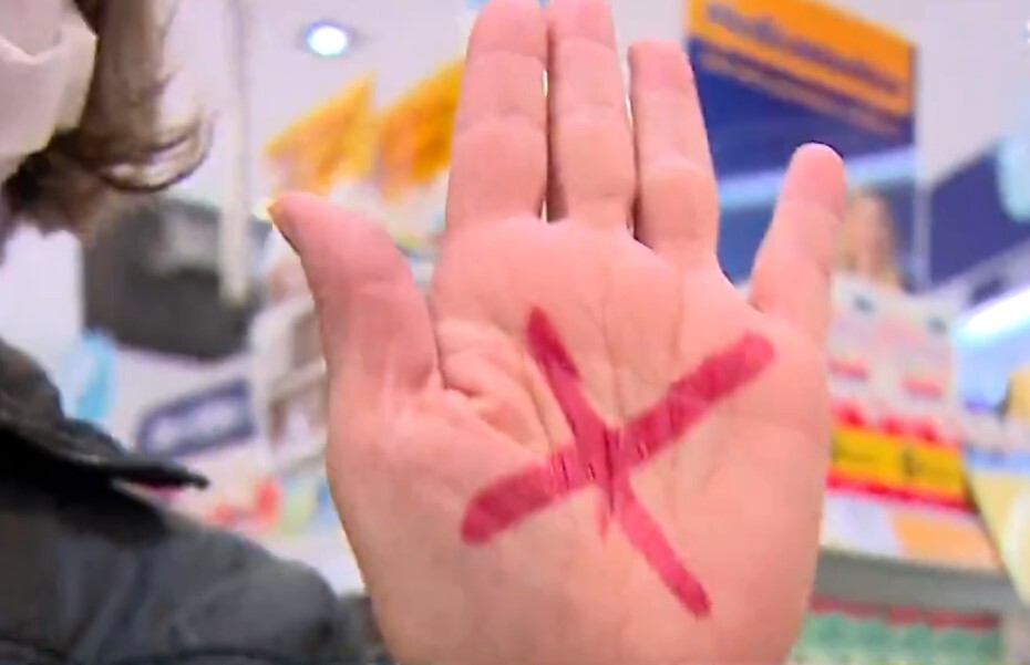 Mulher mostra ‘X vermelho’ na mão para denunciar violência doméstica