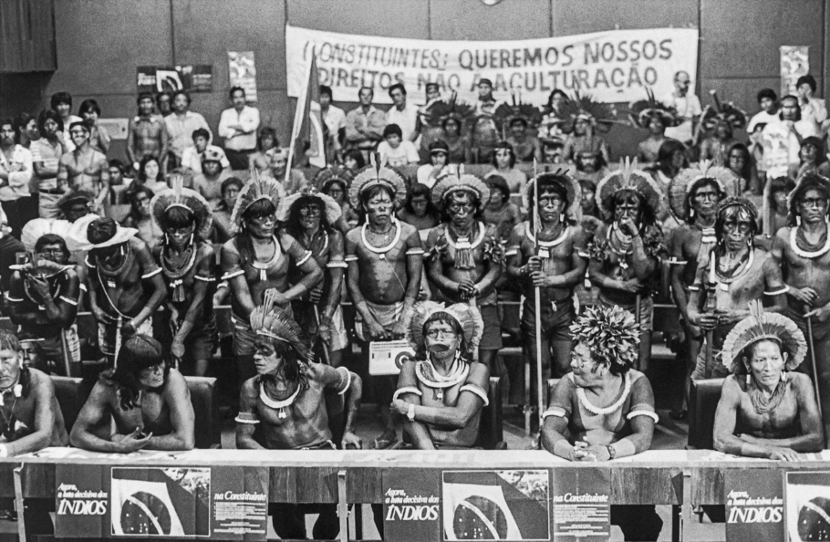 À frente, na bancada, da esquerda para a direita: Teseya Panará, Kanhõc Kayapó, Raoni Mẽtyktire e Tutu Pombo Kayapó, dentre outros, ocupam auditório da liderança do PMDB nas negociações do capítulo dos indígenas na Constituinte, Brasília, 31.05.1988